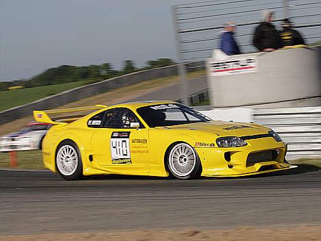 Den højre-styrede Toyota Supra Turbo kører bedre og bedre